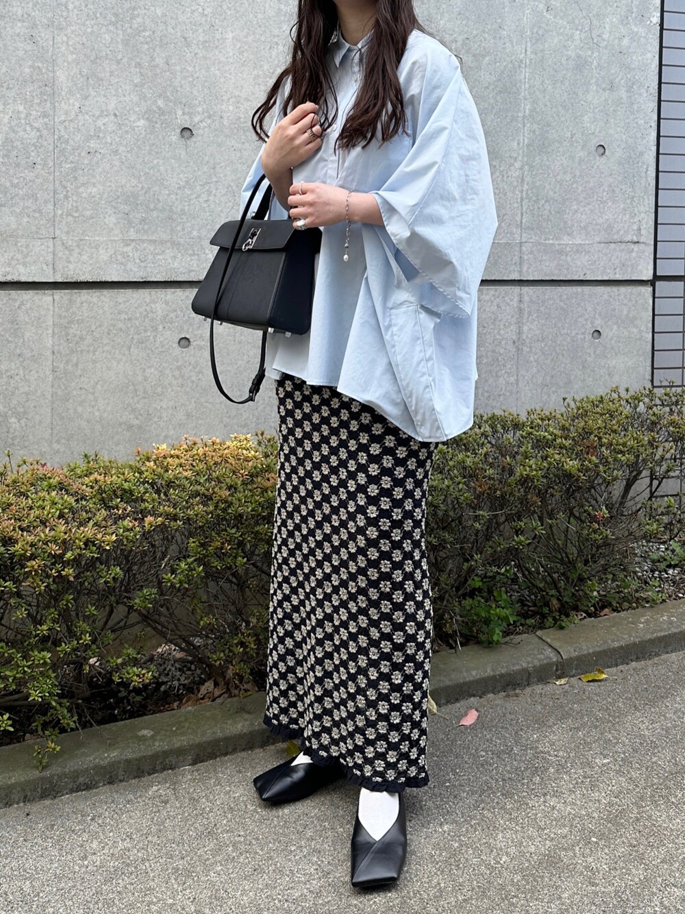 「春服、ブルー、春カラー、休日スタイル、シャツスタイル、タイトスカート、きれいめカジュアル、オトナカジュアル、シンプルコーデ、フラットシューズ、春コーデ、PR」｜「russetのポンチョシャツ(KS-066)（シャツ/ブラウス、ブルー系）」を使った、yumikoさん（レディース・158cm）の春コーディネートの1枚目の写真