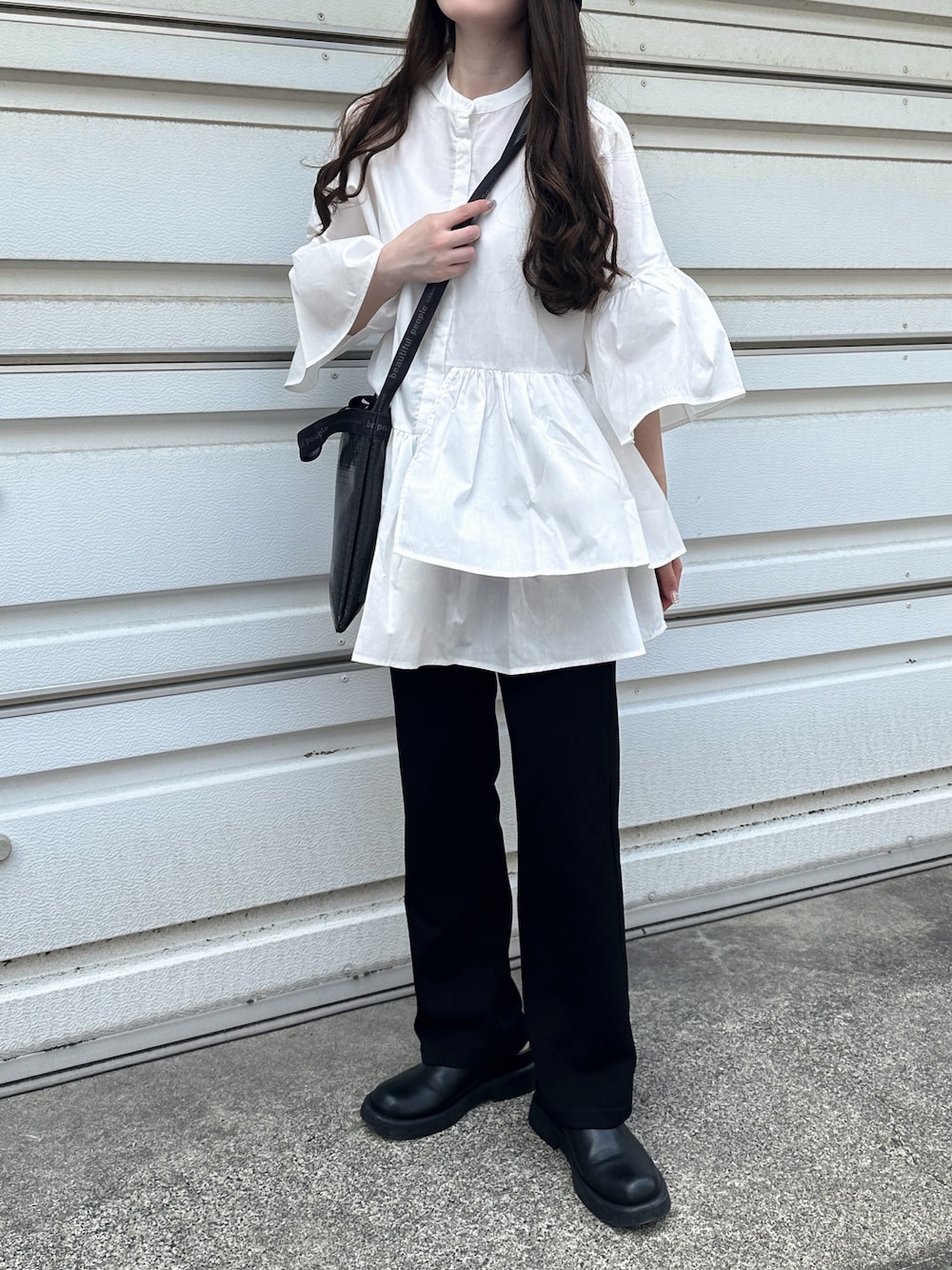 「大人可愛い、夏ファッション、楽チンコーデ、モノトーンコーデ、モノトーン、シンプルコーデ、きれいめカジュアル、大人カジュアル、ブラウス、休日スタイル」｜「select MOCA by sonの2023 SS リブストレートリラックスパンツ（その他パンツ、ブラック系）」を使った、yumikoさん（レディース・158cm）の夏コーディネートの1枚目の写真