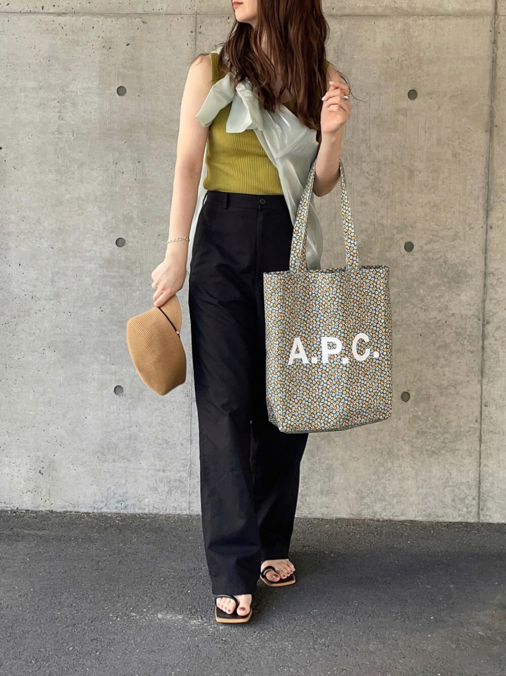 「夏コーデ、Kastane、UNIQLO、リネン、ゆるコーデ、トートバッグ、きれいめカジュアル、オトナカジュアル、たすき掛け、シアーシャツ」｜「Kastaneのパイピングリブスクエアタンク（タンクトップ、グリーン系）」を使った、yumikoさん（レディース・158cm）の夏コーディネートの1枚目の写真