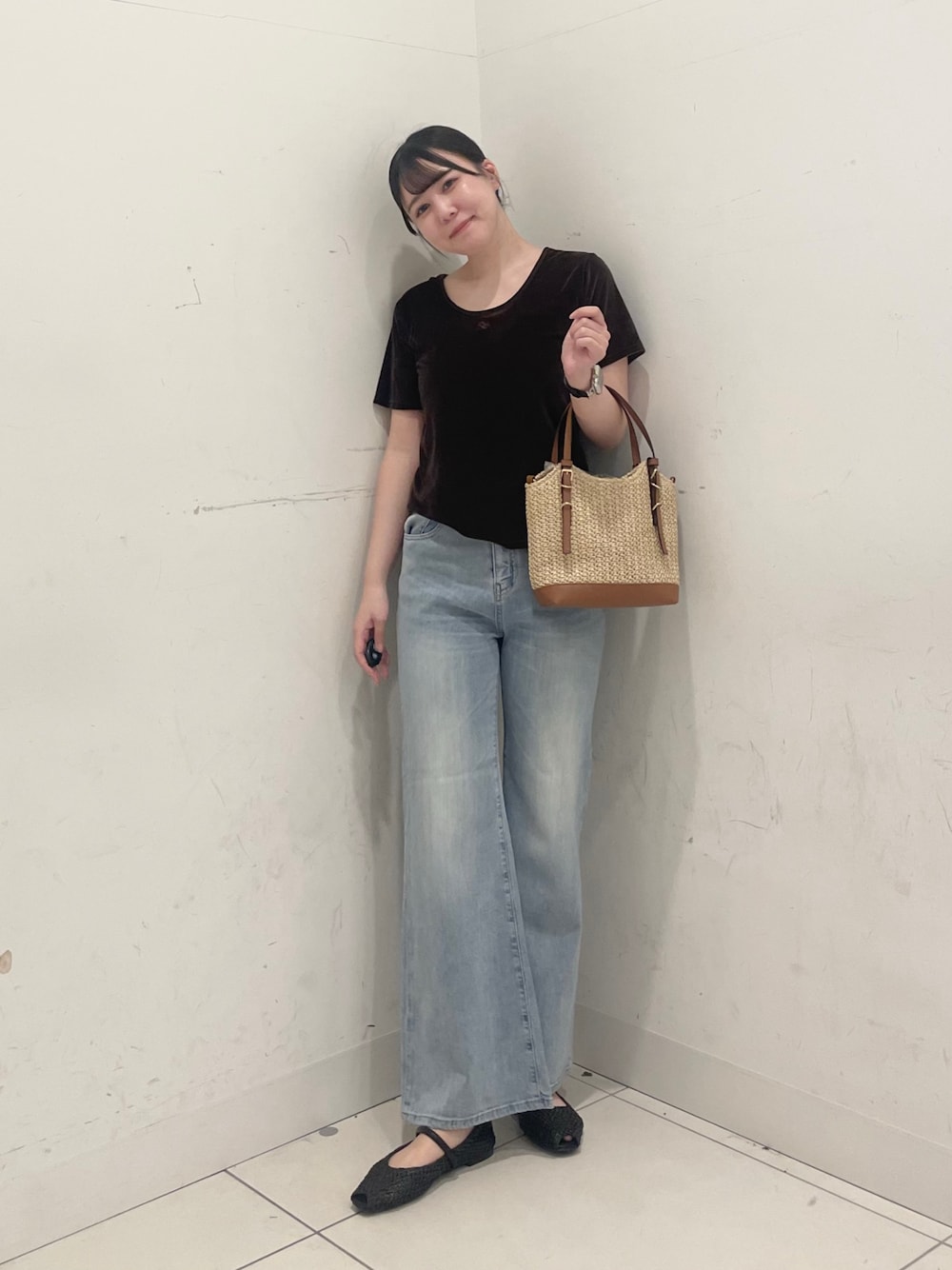 ブラック系のその他シューズ、ブラウン系のTシャツ/カットソー、イエロー系のショルダーバッグを着用したレディースの夏コーディネートの1枚目の写真