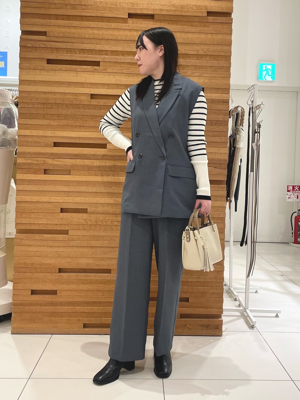 ブルー系のその他パンツ、ホワイト系のニット/セーター、ブラック系のブーツを着用したレディースの春コーディネートの1枚目の写真