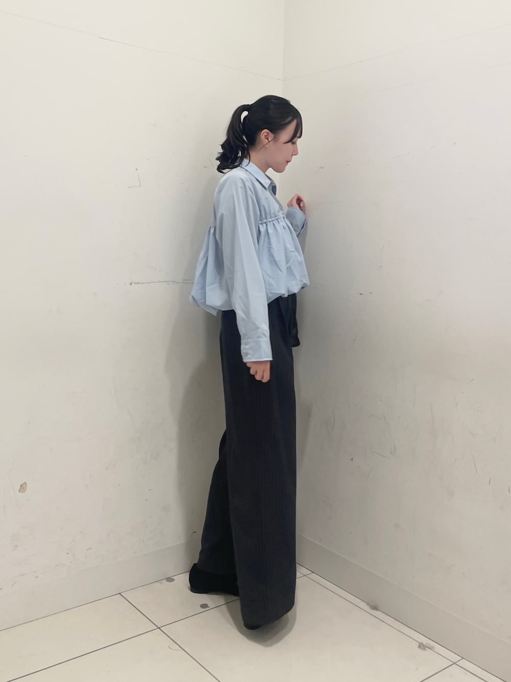 ブルー系のシャツ/ブラウス、ブラック系のその他シューズ、グレー系のその他パンツを着用したレディースの秋コーディネートの1枚目の写真