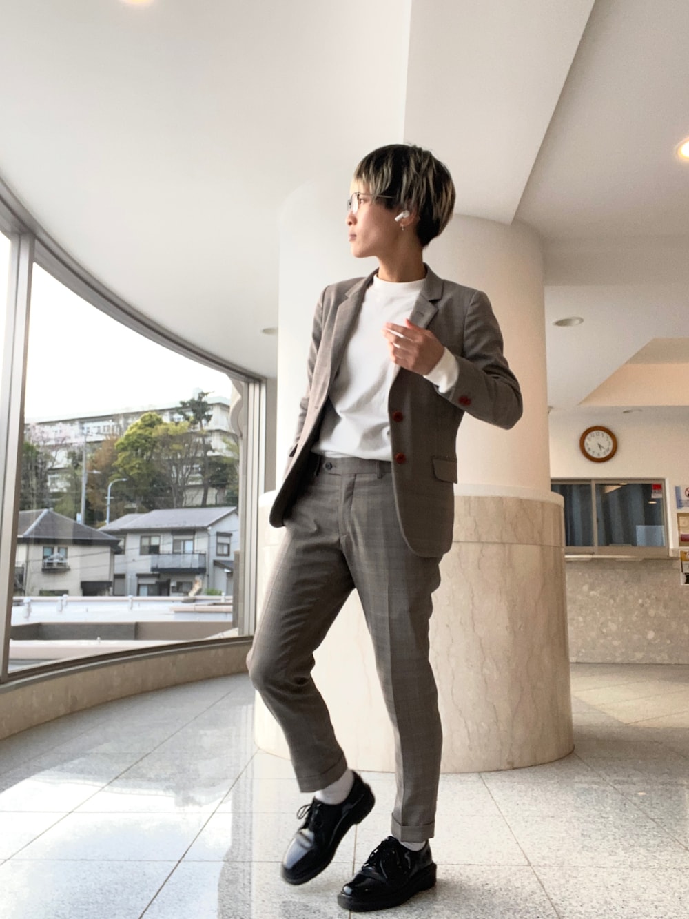 「大人カジュアル、春服、休日コーデ、シンプル、きれいめカジュアル、低身長、UNIQLO、ボーイッシュ」｜「DIFFERENCEのアイテム（スラックス、ベージュ系）」を使った、植物子羊さん（レディース・155cm）の春コーディネートの1枚目の写真