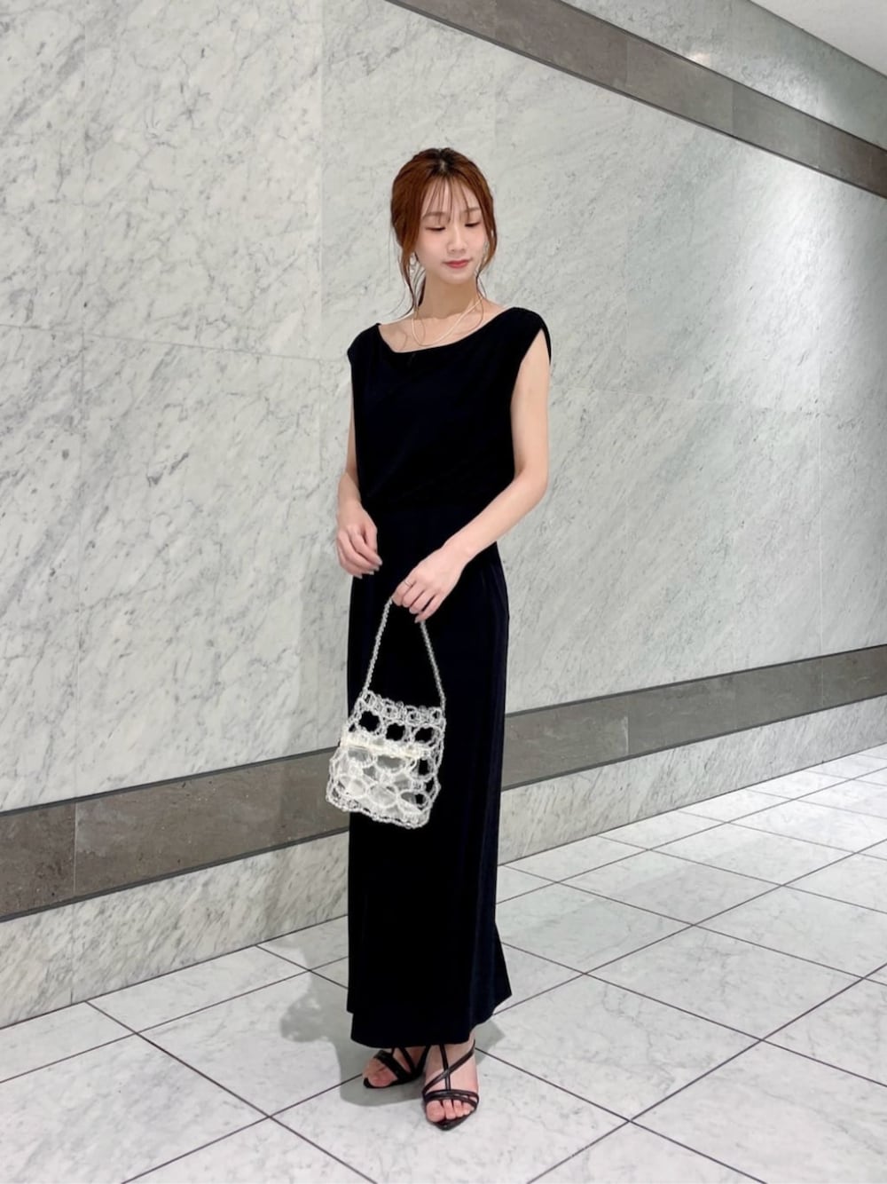 「ワンピース、夏コーデ、夏、モノトーン、モノトーンコーデ、ブラックコーデ、ブラック、大人カジュアル、大人コーデ、大人女子、大人かわいい、大人ガーリー、お出かけコーデ、休日スタイル、シンプルコーデ」｜「PROPORTION BODY DRESSINGのポインテッドＴストラップアシメサンダル / 1215182403（パンプス、ブラック系）」を使った、PROPORTION STAFFさん（レディース・153cm）の夏コーディネートの1枚目の写真