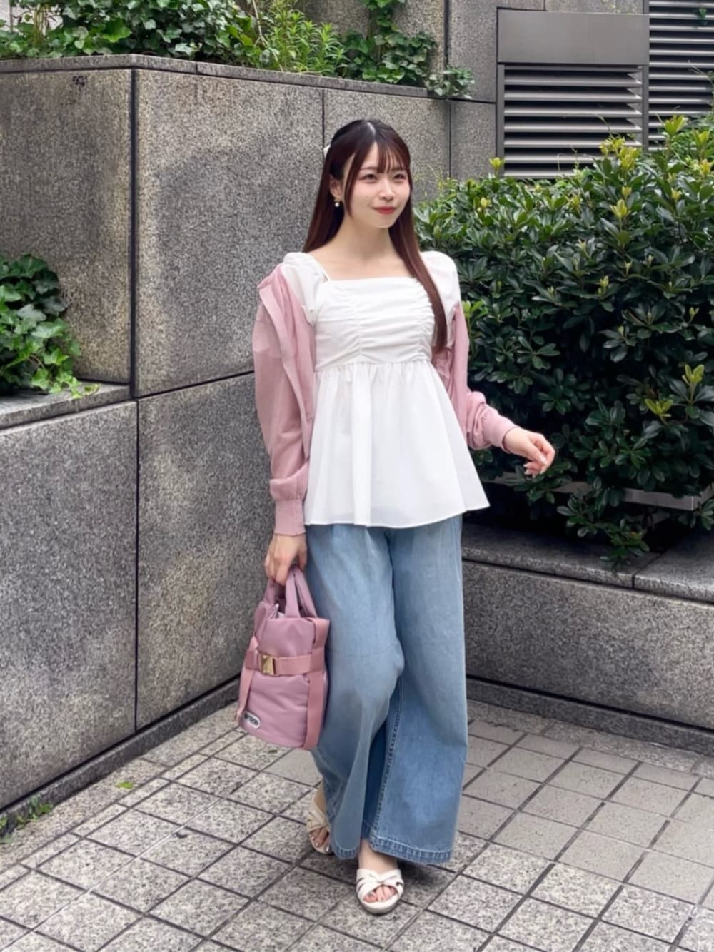 ピンク系のパーカー、ホワイト系のシャツ/ブラウス、ブルー系のその他パンツを着用したレディースの夏コーディネートの1枚目の写真
