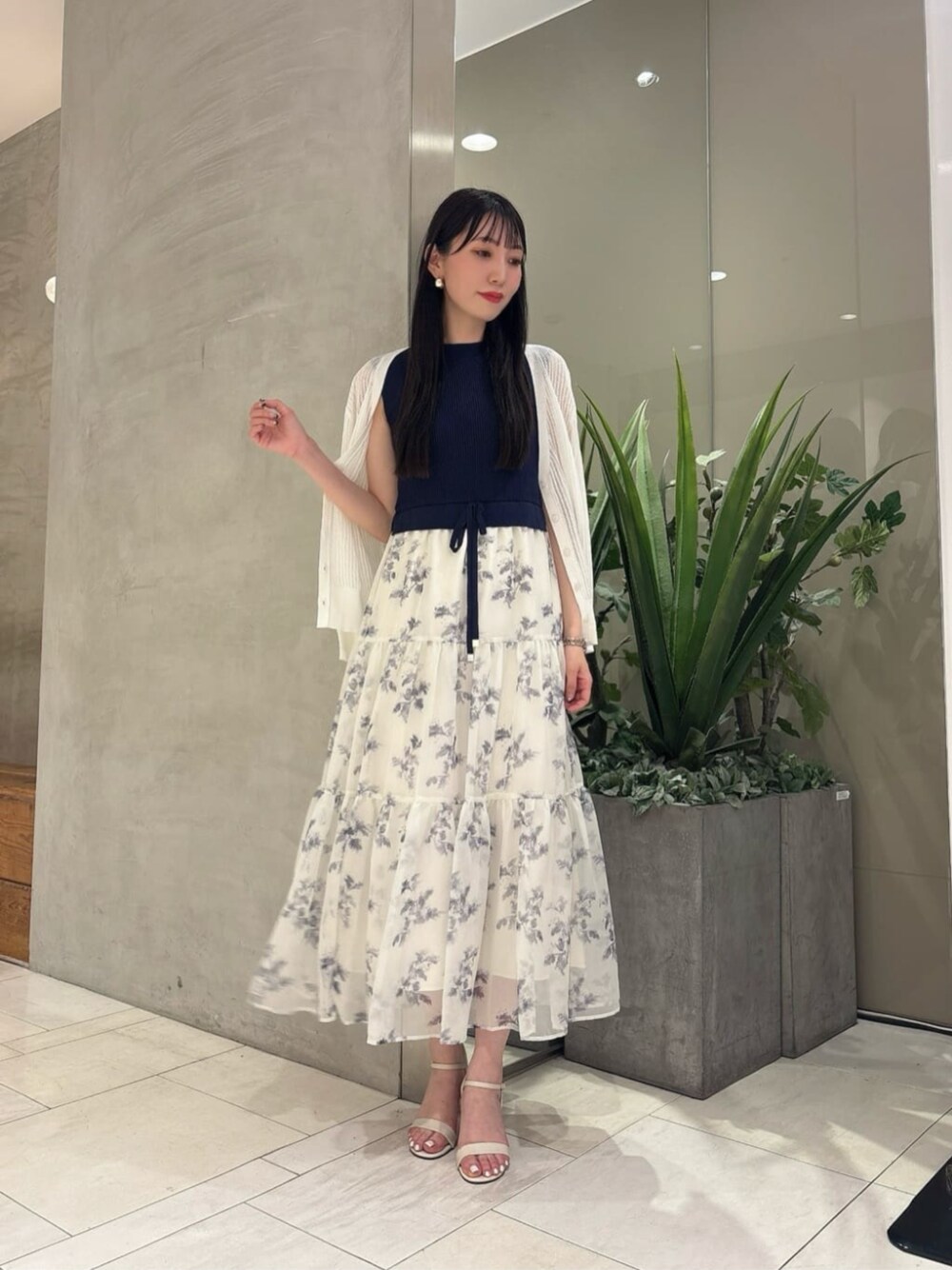 ホワイト系のカーディガン/ボレロ、ブルー系のワンピースを着用したレディースの夏コーディネートの1枚目の写真