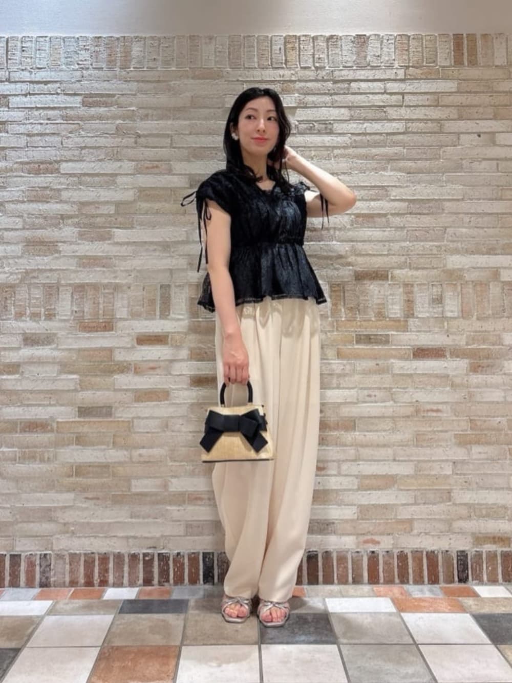 シルバー系のパンプス、ブラック系のシャツ/ブラウス、ホワイト系のその他パンツを着用したレディースの夏コーディネートの1枚目の写真
