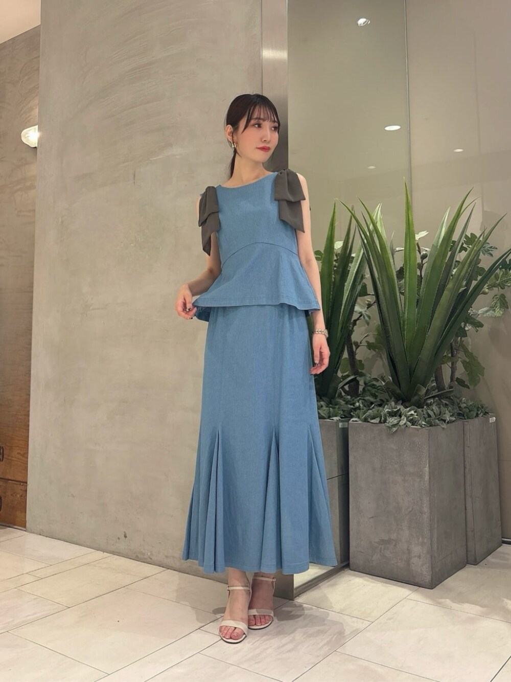 ブルー系のワンピースを着用したレディースの夏コーディネートの1枚目の写真