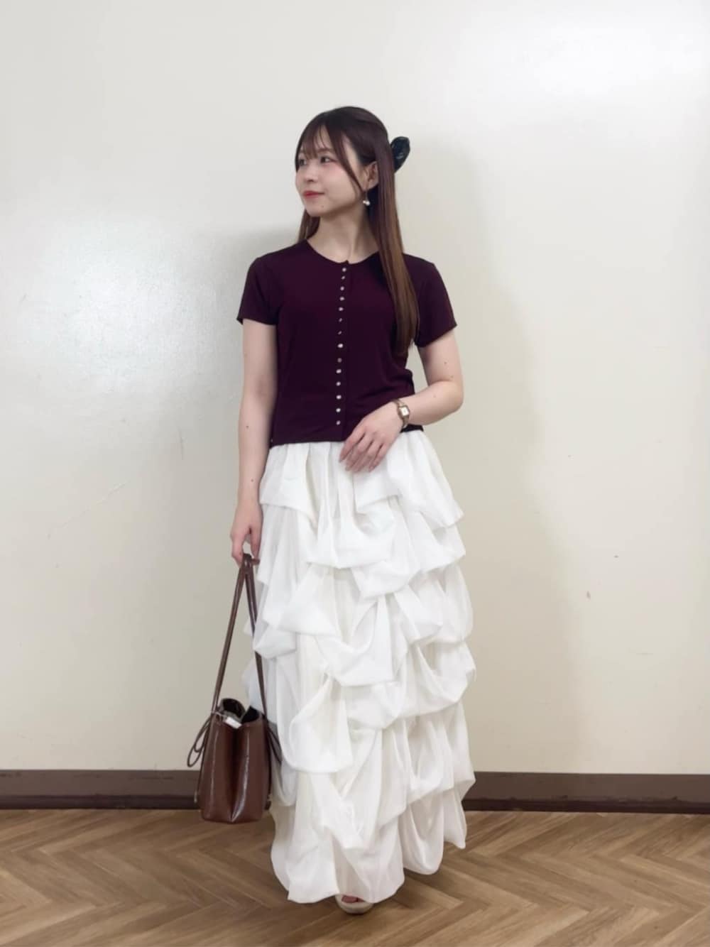 ホワイト系のスカート、レッド系のTシャツ/カットソー、ブラウン系のショルダーバッグを着用したレディースの夏コーディネートの1枚目の写真