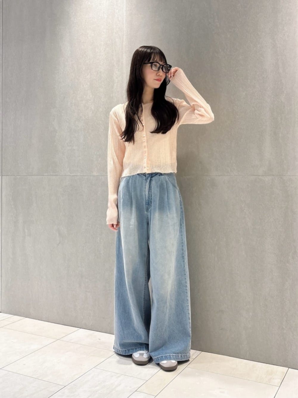 ブルー系のその他パンツ、ピンク系のTシャツ/カットソーを着用したレディースの春コーディネートの1枚目の写真