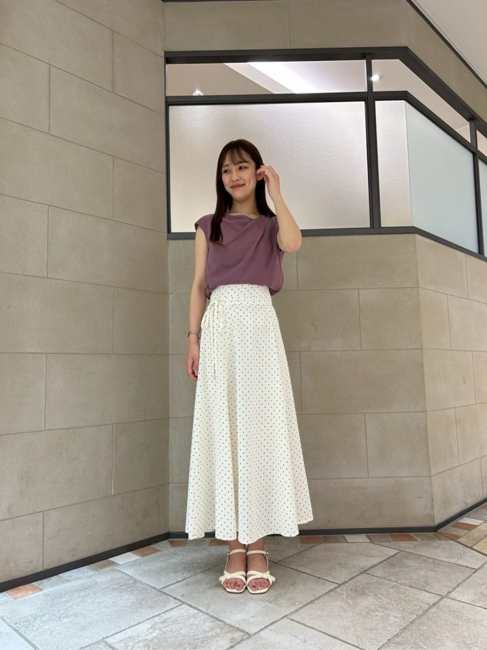 ホワイト系のスカート、レッド系のシャツ/ブラウスを着用したレディースの夏コーディネートの1枚目の写真