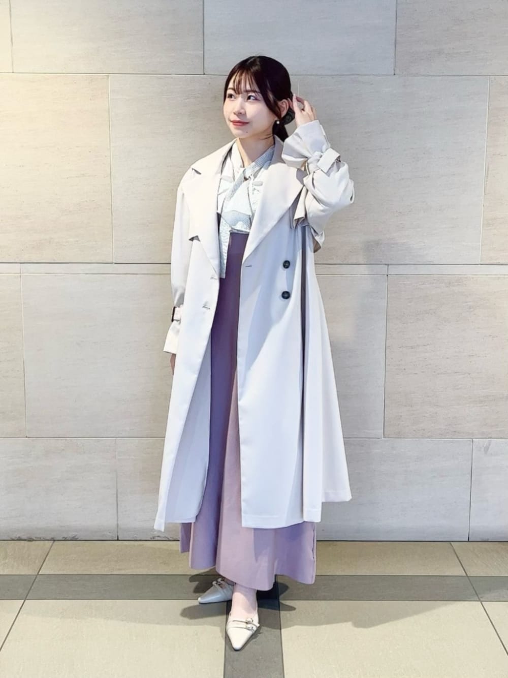 ベージュ系のパンプス、ベージュ系のトレンチコート、ピンク系のワンピースを着用したレディースの春コーディネートの1枚目の写真