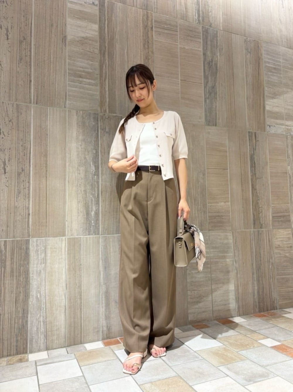 ホワイト系のパンプス、ブラウン系のショルダーバッグ、ブラウン系のその他パンツを着用したレディースの夏コーディネートの1枚目の写真