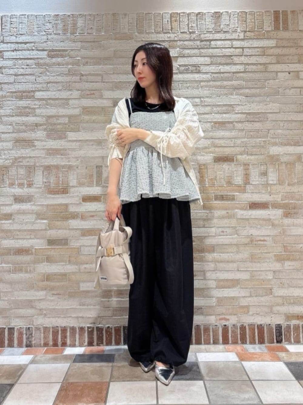 ブラック系のその他パンツ、ホワイト系のシャツ/ブラウス、ブラック系のTシャツ/カットソーを着用したレディースの春コーディネートの1枚目の写真