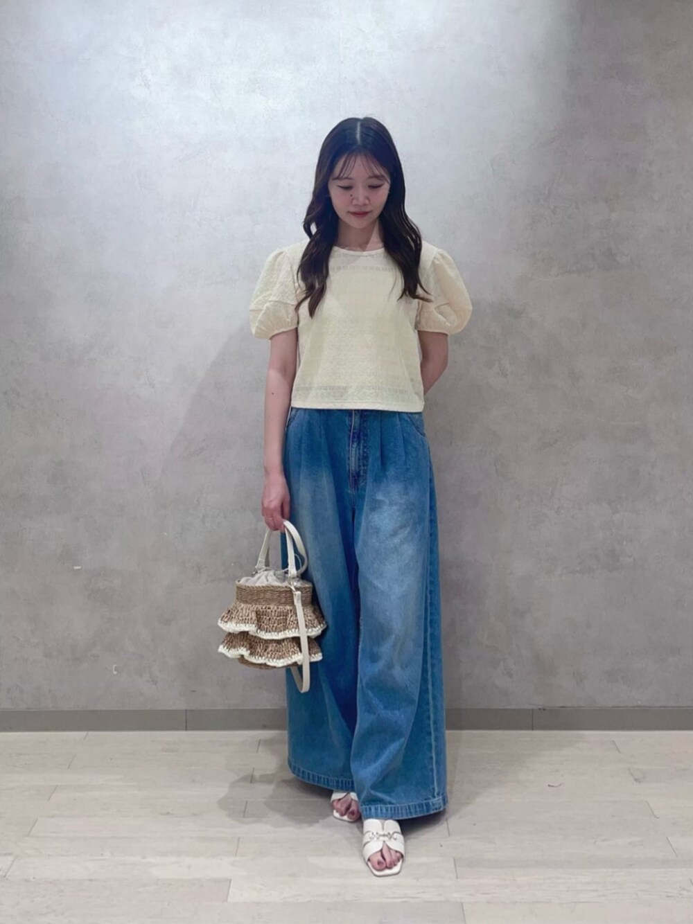 ベージュ系のショルダーバッグ、イエロー系のTシャツ/カットソー、ブルー系のその他パンツを着用したレディースの夏コーディネートの1枚目の写真