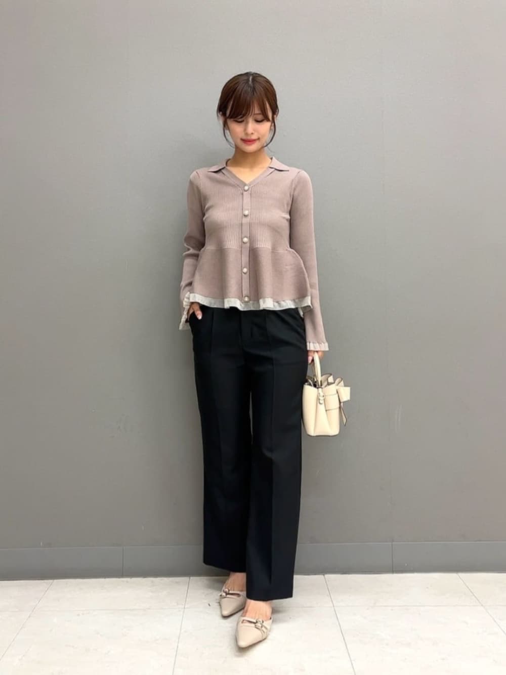 ベージュ系のパンプス、ホワイト系のショルダーバッグ、ブラック系のその他パンツを着用したレディースの秋コーディネートの1枚目の写真