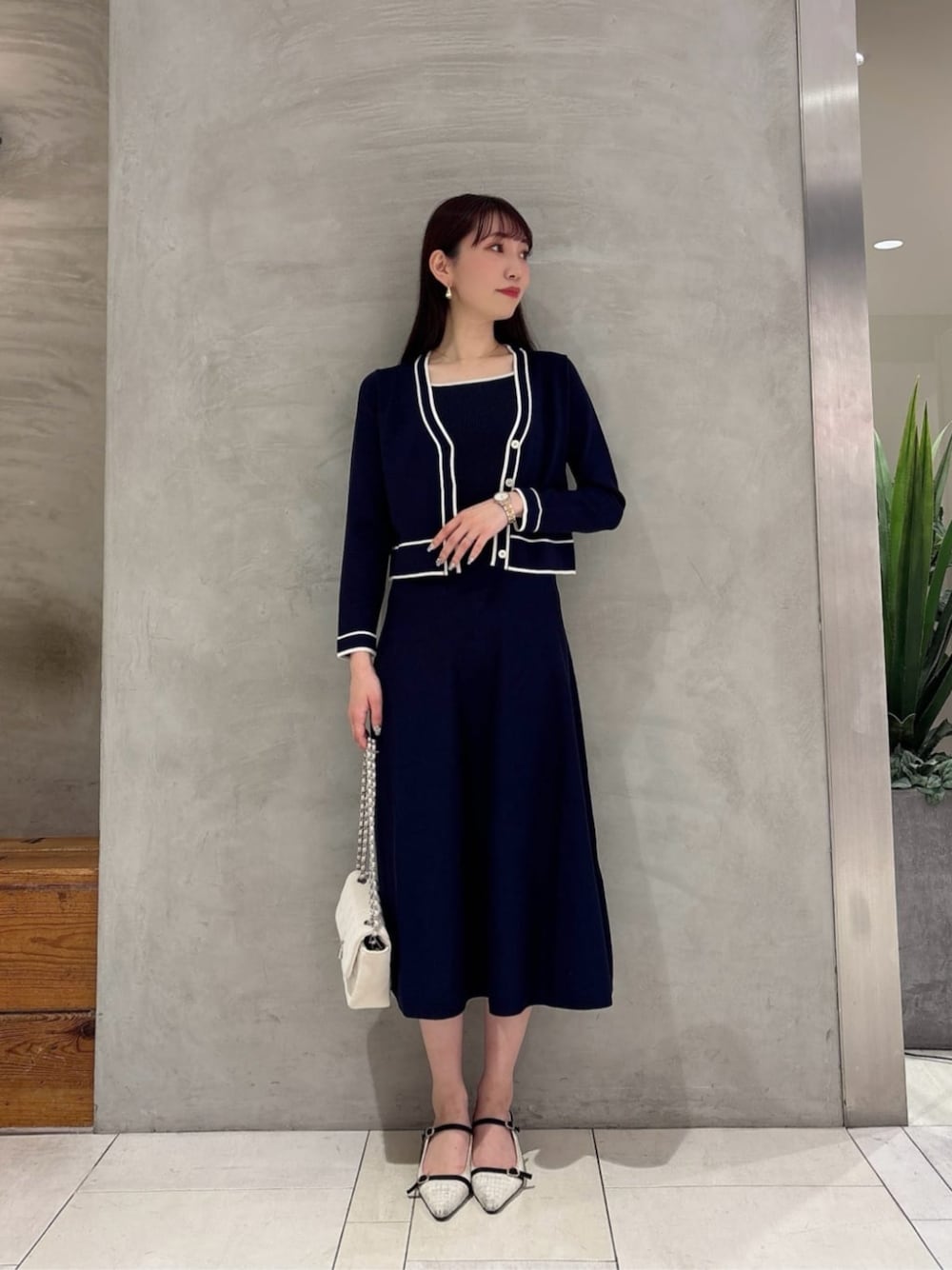 ホワイト系のショルダーバッグ、ブルー系のワンピースを着用したレディースの春コーディネートの1枚目の写真