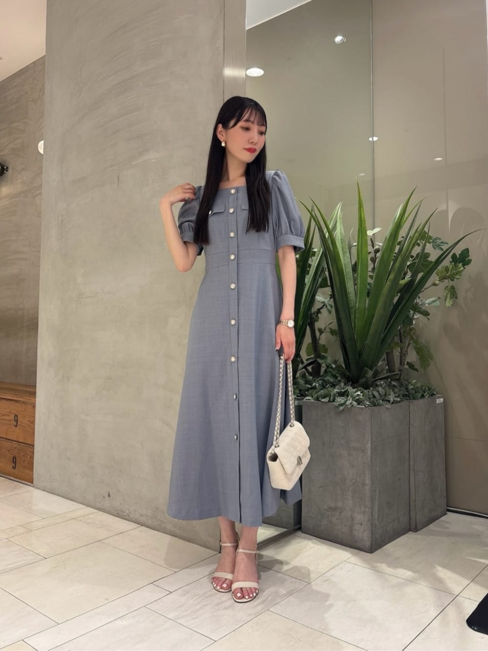 「カジュアル、カジュアルコーデ、シンプルコーデ、シンプル、ワンピース、ワンピーススタイル、ワンピースコーデ、夏コーデ、夏、夏コーデ、オトナカジュアル、オトナ女子、大人カジュアル、大人コーデ、大人女子」｜「EDIT COLOGNEのフロントベルトミニショルダーバッグ（ショルダーバッグ、ホワイト系）」を使った、PROPORTION STAFFさん（レディース・162cm）の夏コーディネートの1枚目の写真