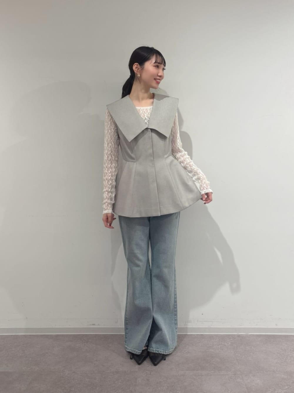 ホワイト系のTシャツ/カットソー、グレー系のベスト、ブルー系のデニムパンツを着用したレディースの春コーディネートの1枚目の写真