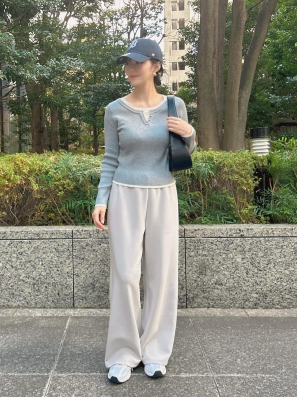 ブラック系のハンドバッグ、グレー系のスウェットパンツ、グレー系のニット/セーターを着用したレディースの冬コーディネートの1枚目の写真