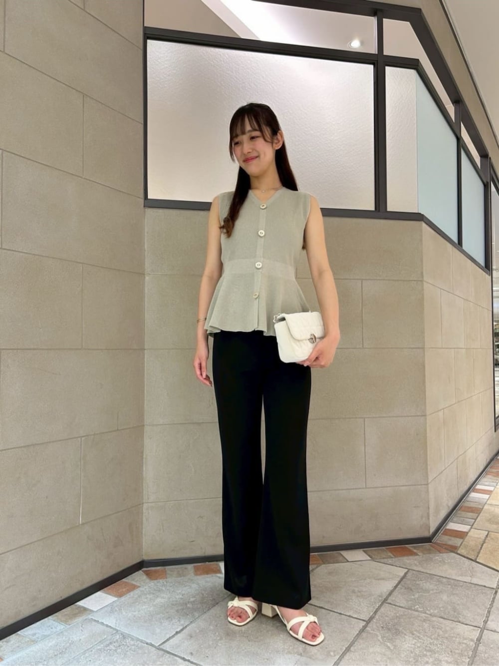 ホワイト系のショルダーバッグ、グリーン系のニット/セーター、ブラック系のその他パンツを着用したレディースの夏コーディネートの1枚目の写真