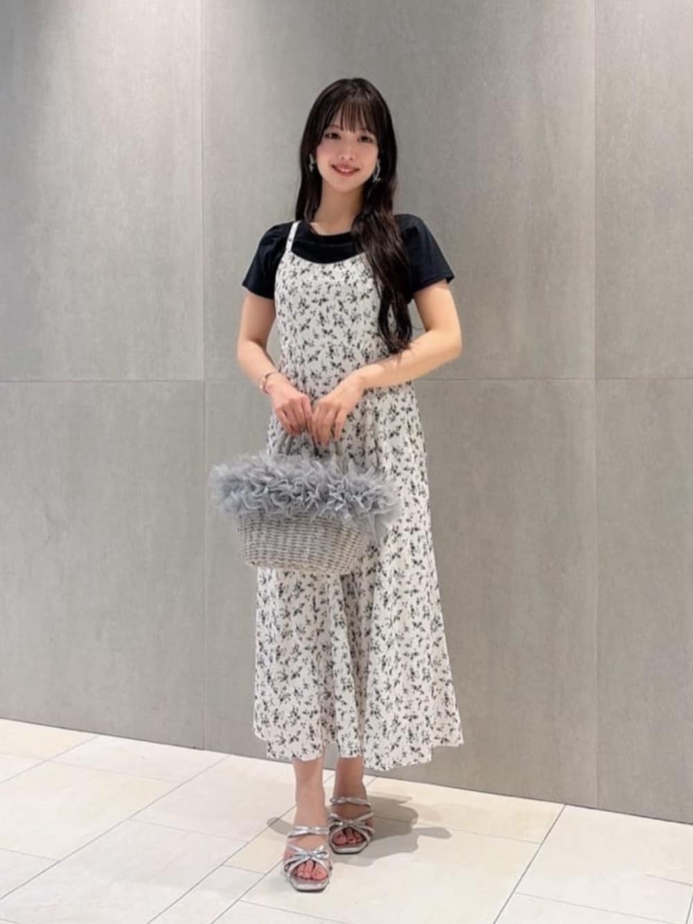 シルバー系のパンプス、グレー系のショルダーバッグ、ブラック系のTシャツ/カットソーを着用したレディースの夏コーディネートの1枚目の写真