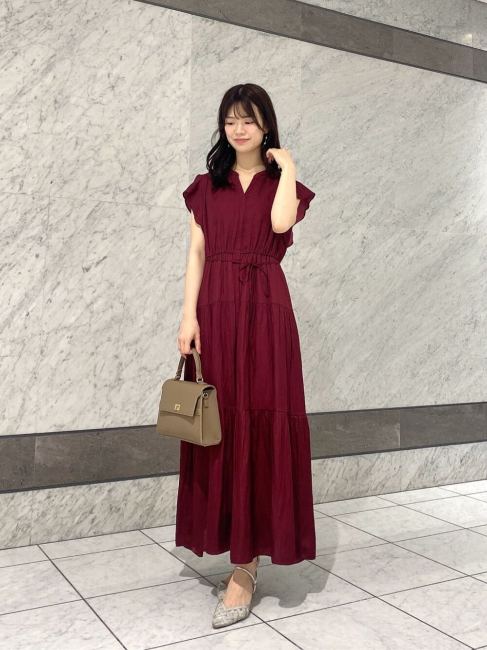レッド系のワンピースを着用したレディースの夏コーディネートの1枚目の写真