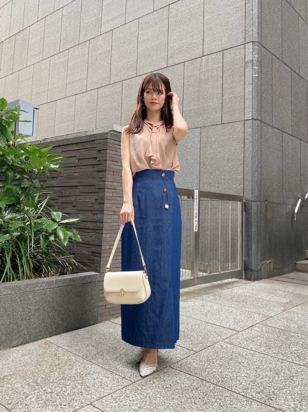 ベージュ系のシャツ/ブラウス、ブルー系のスカートを着用したレディースの夏コーディネートの1枚目の写真