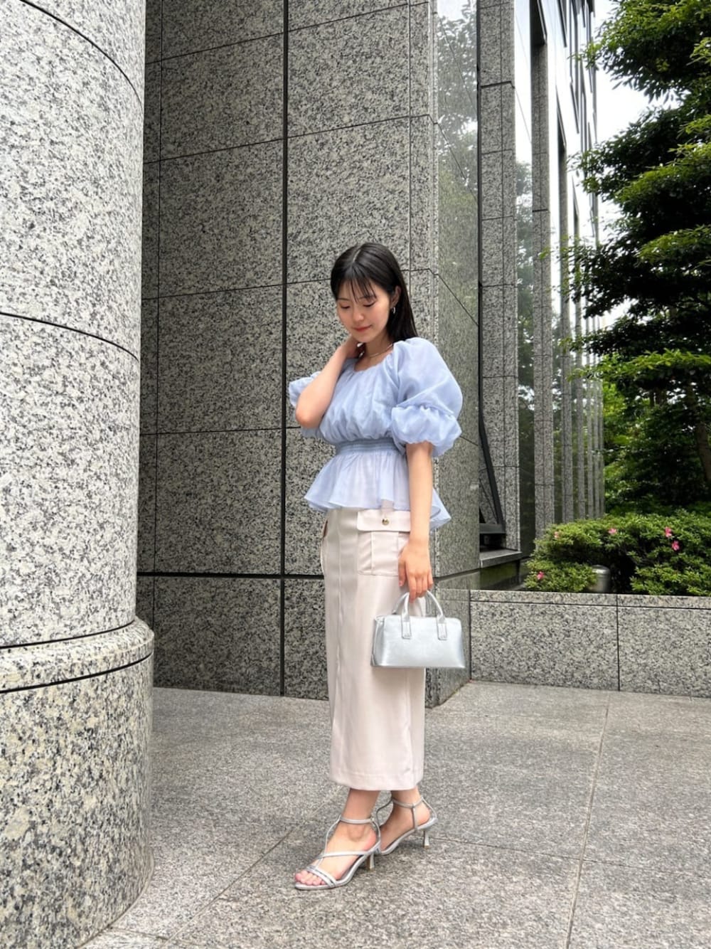 シルバー系のパンプス、ブルー系のシャツ/ブラウス、ベージュ系のスカートを着用したレディースの夏コーディネートの1枚目の写真