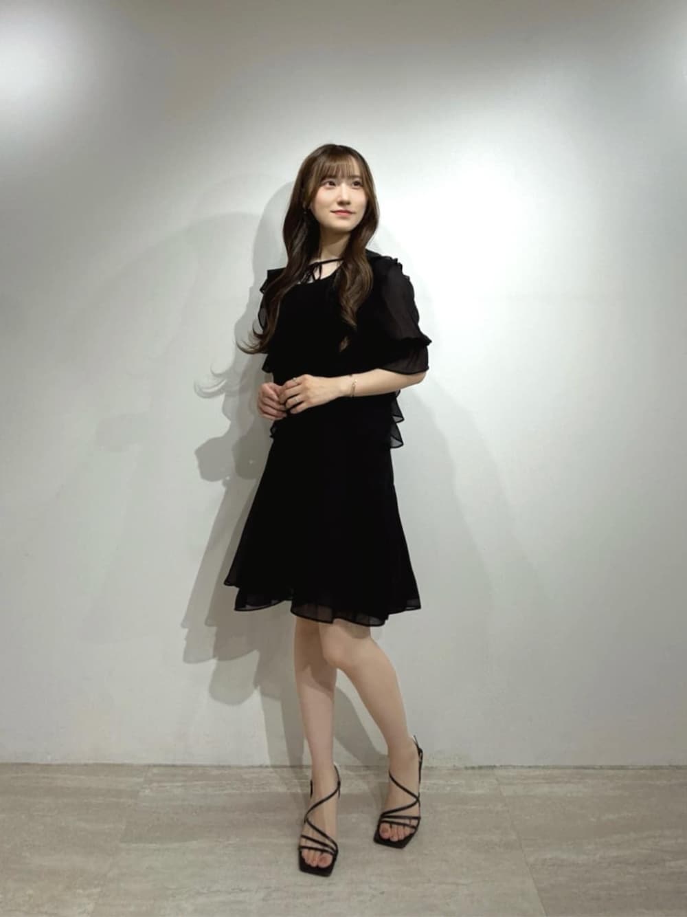 「ワンピース、モノトーン、モノトーンコーデ、ブラックコーデ、ブラック、大人カジュアル、大人コーデ、大人女子、大人かわいい、大人ガーリー、オトナカジュアル、オトナ女子、オトナカワイイ、お出かけコーデ、シンプルコーデ」｜「PROPORTION BODY DRESSINGの＜Ｅ＞ラッフルミニワンピース / 1215247603（ワンピース、ブラック系）」を使った、PROPORTION STAFFさん（レディース・158cm）の夏コーディネートの1枚目の写真