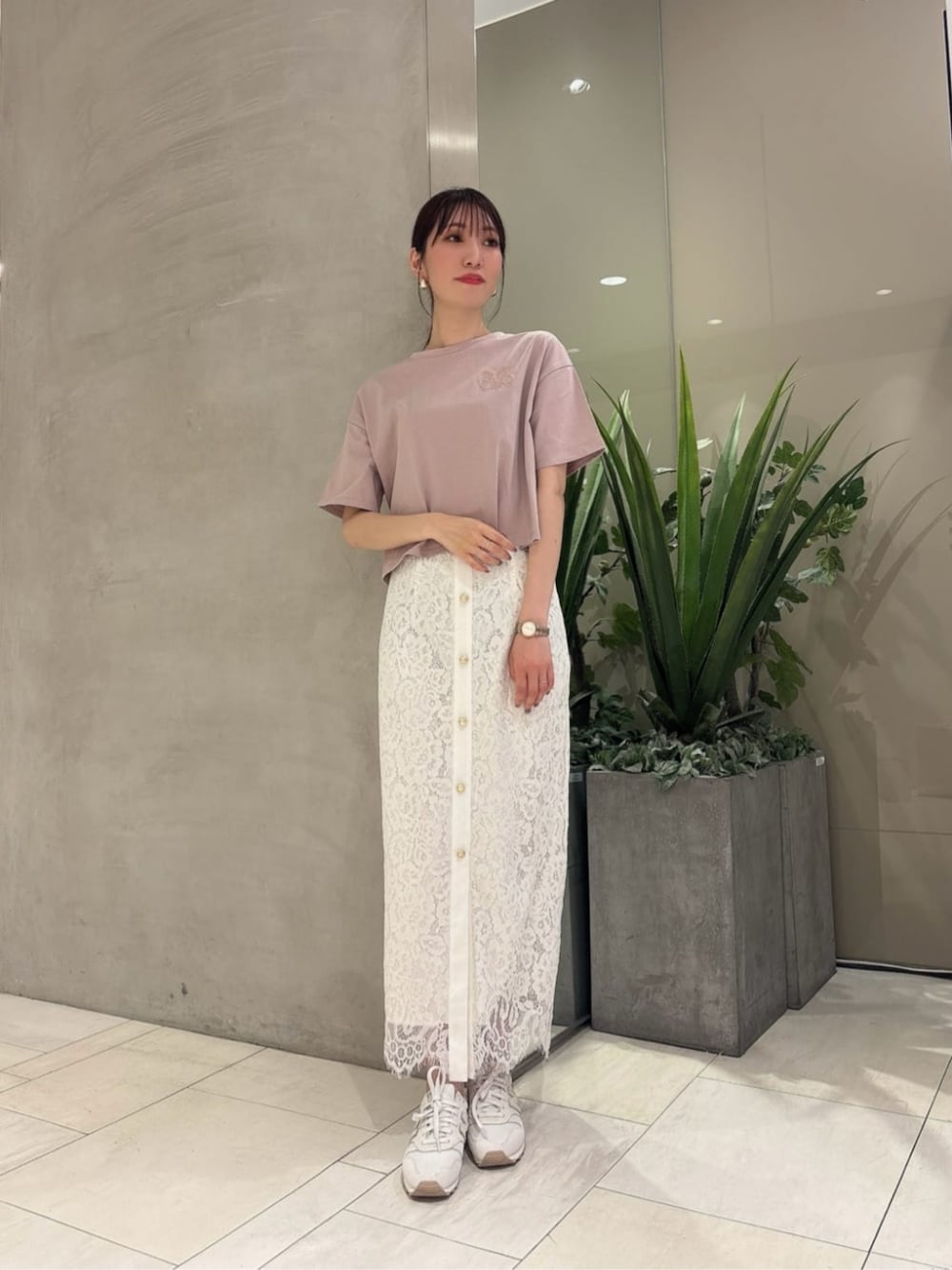 ピンク系のTシャツ/カットソー、ホワイト系のスカートを着用したレディースの春コーディネートの1枚目の写真