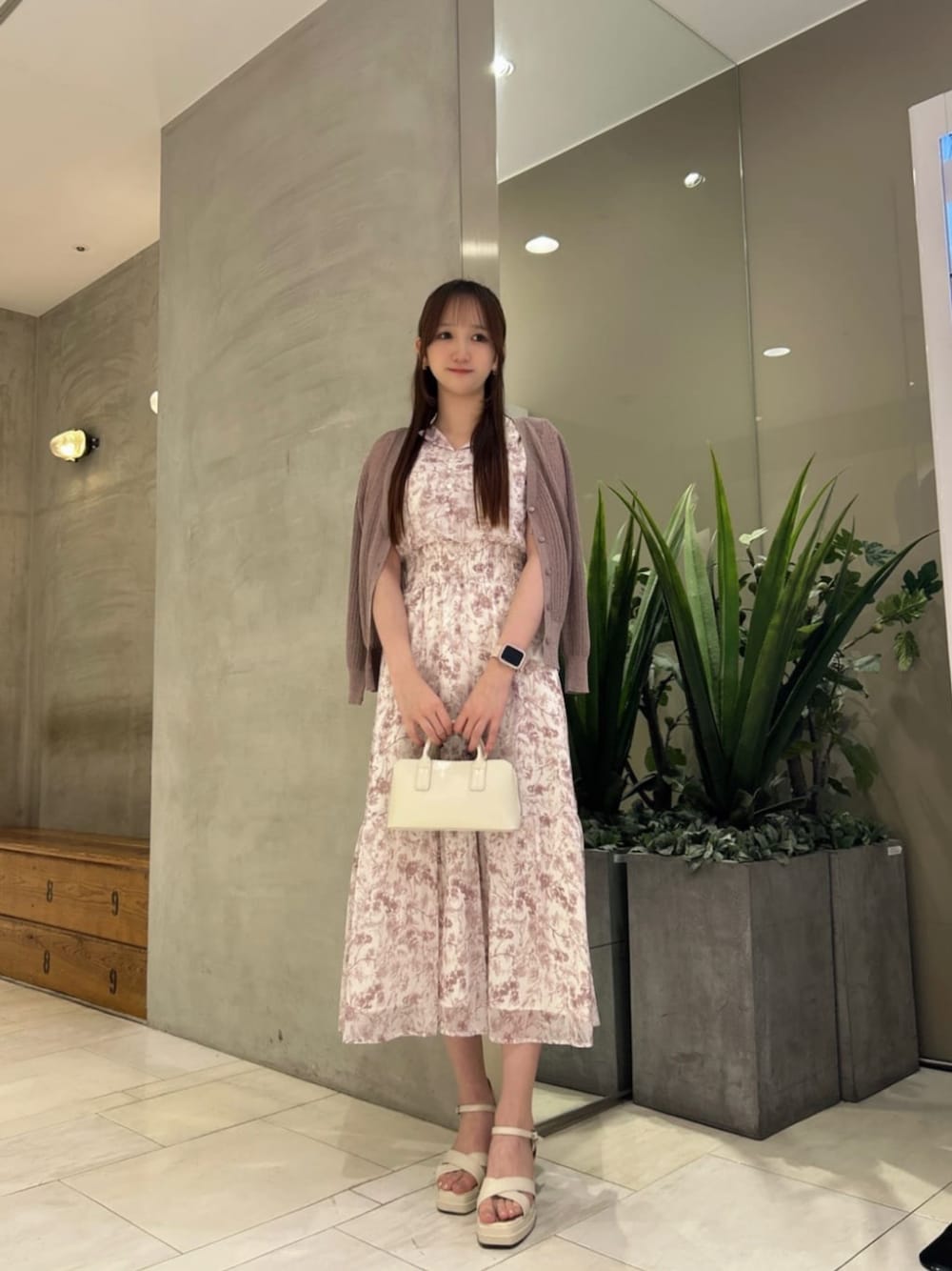 パープル系のカーディガン/ボレロ、ピンク系のワンピース、ホワイト系のトートバッグを着用したレディースの夏コーディネートの1枚目の写真