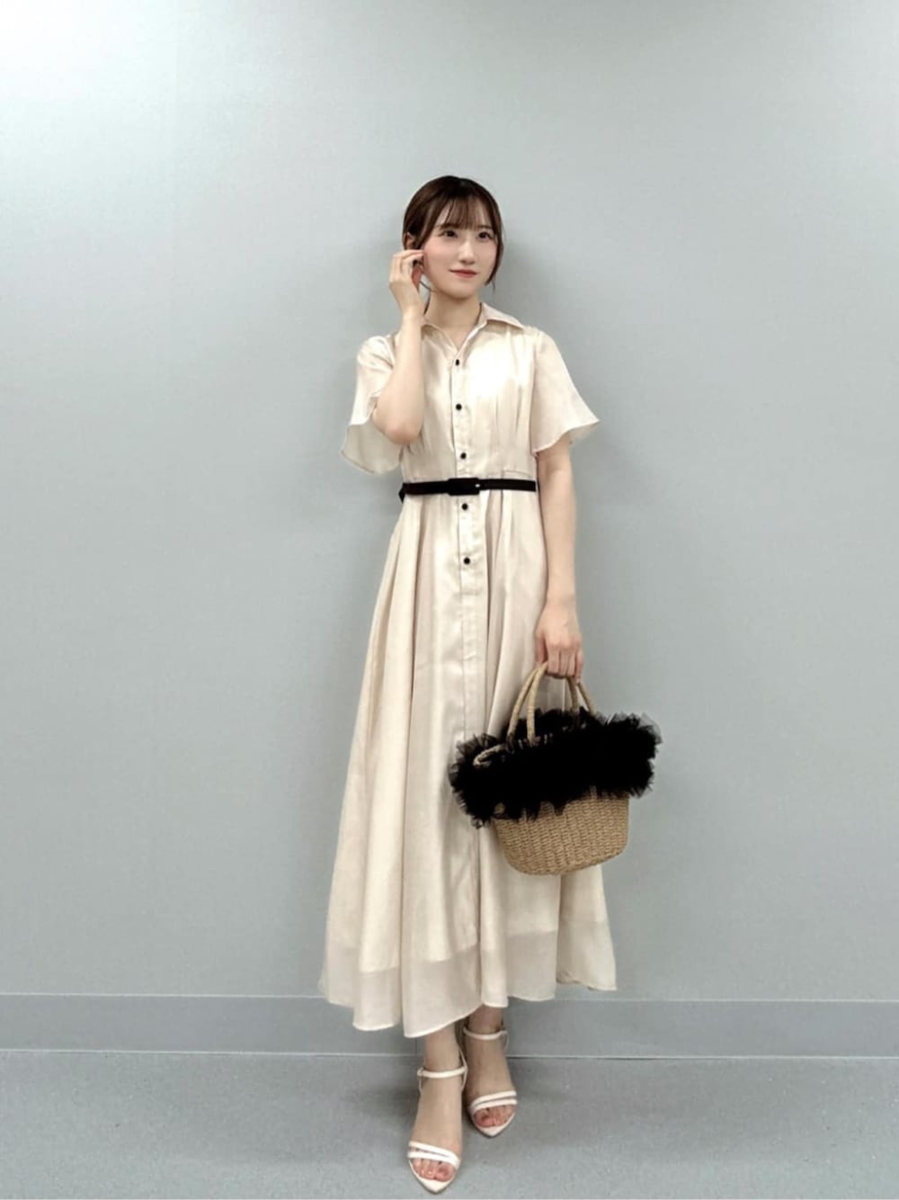 ベージュ系のワンピースを着用したレディースの夏コーディネートの1枚目の写真