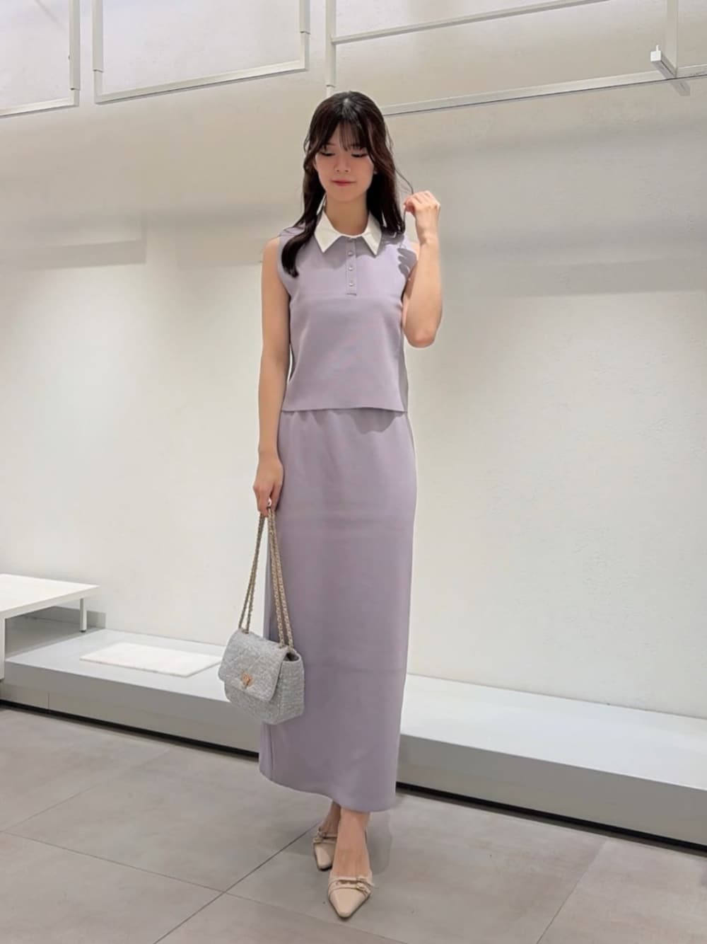ベージュ系のパンプス、ブルー系のショルダーバッグ、グレー系のワンピースを着用したレディースの夏コーディネートの1枚目の写真
