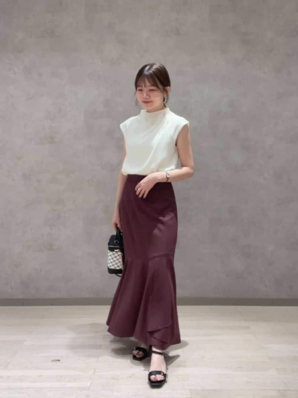 ホワイト系のシャツ/ブラウス、レッド系のスカート、ホワイト系のショルダーバッグを着用したレディースの夏コーディネートの1枚目の写真