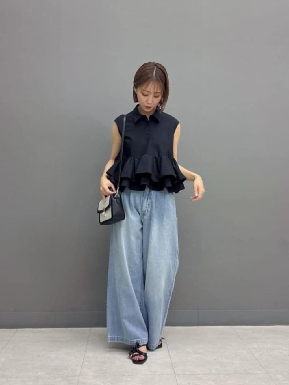 ブラック系のショルダーバッグ、ブルー系のその他パンツ、ブラック系のシャツ/ブラウスを着用したレディースの夏コーディネートの1枚目の写真