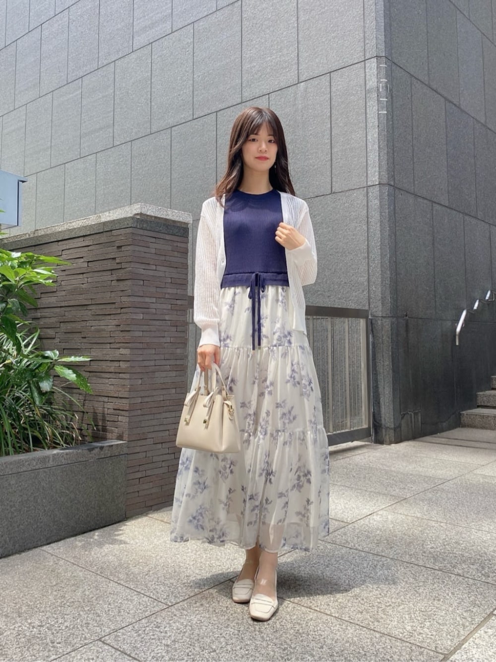 ホワイト系のカーディガン/ボレロ、ブルー系のワンピース、ベージュ系のショルダーバッグを着用したレディースの夏コーディネートの1枚目の写真