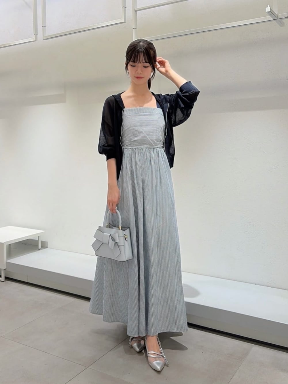 シルバー系のパンプス、ブルー系のパーカー、ブルー系のワンピースを着用したレディースの夏コーディネートの1枚目の写真