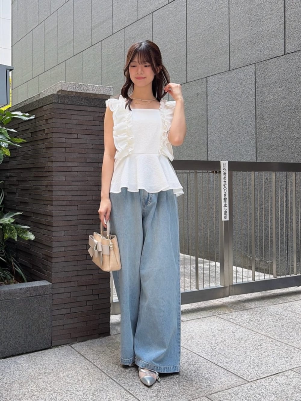 ブルー系のその他パンツ、ホワイト系のショルダーバッグ、ホワイト系のシャツ/ブラウスを着用したレディースの夏コーディネートの1枚目の写真