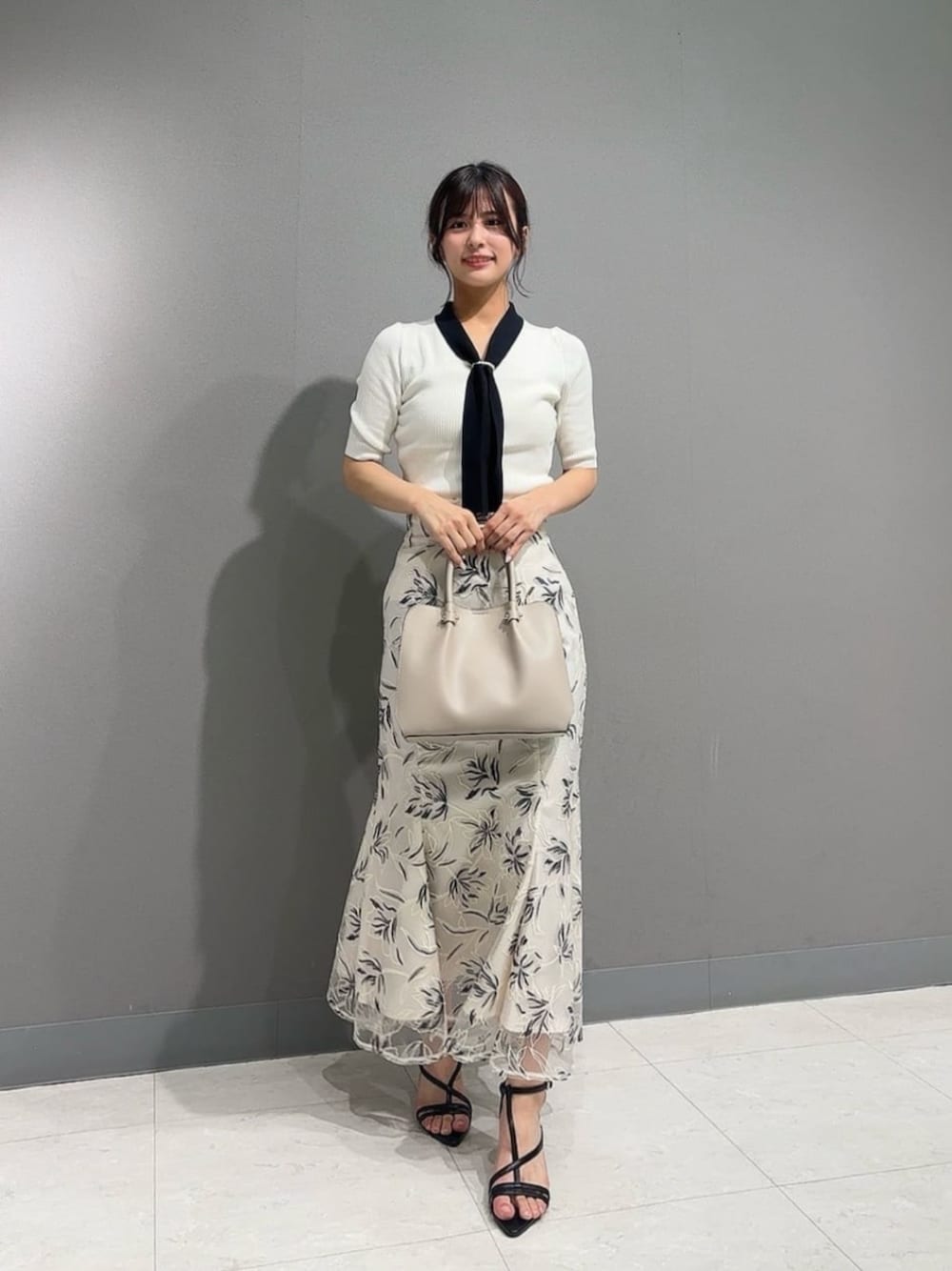「カジュアル、カジュアルコーデ、シンプルコーデ、シンプル、オフィスカジュアル、夏コーデ、夏、オトナカジュアル、オトナ女子、オトナカワイイ、きれいめカジュアル、キレイめ、きれいめ、お出かけコーデ、休日スタイル」｜「PROPORTION BODY DRESSINGのパール付きボウタイニット / 1215170512（ニット/セーター、ホワイト系）」を使った、PROPORTION STAFFさん（レディース・159cm）の夏コーディネートの1枚目の写真
