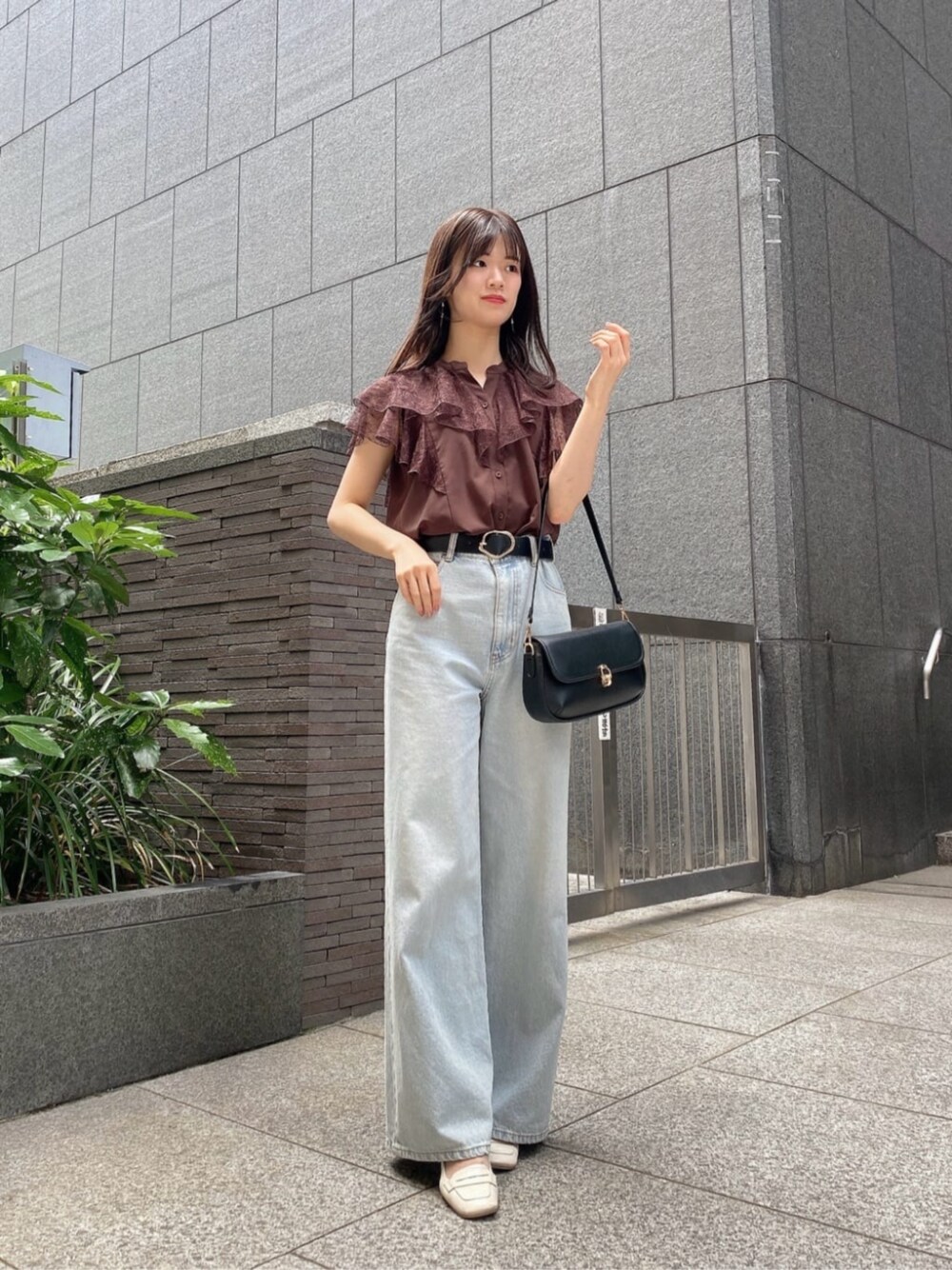 ブラック系のショルダーバッグ、ブラウン系のシャツ/ブラウス、ブルー系のその他パンツを着用したレディースの夏コーディネートの1枚目の写真