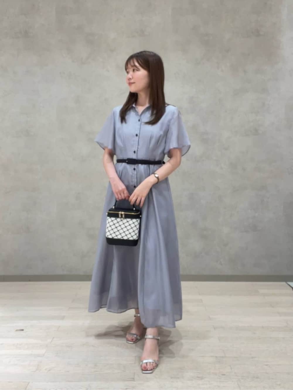 ホワイト系のショルダーバッグ、ブルー系のワンピースを着用したレディースの夏コーディネートの1枚目の写真