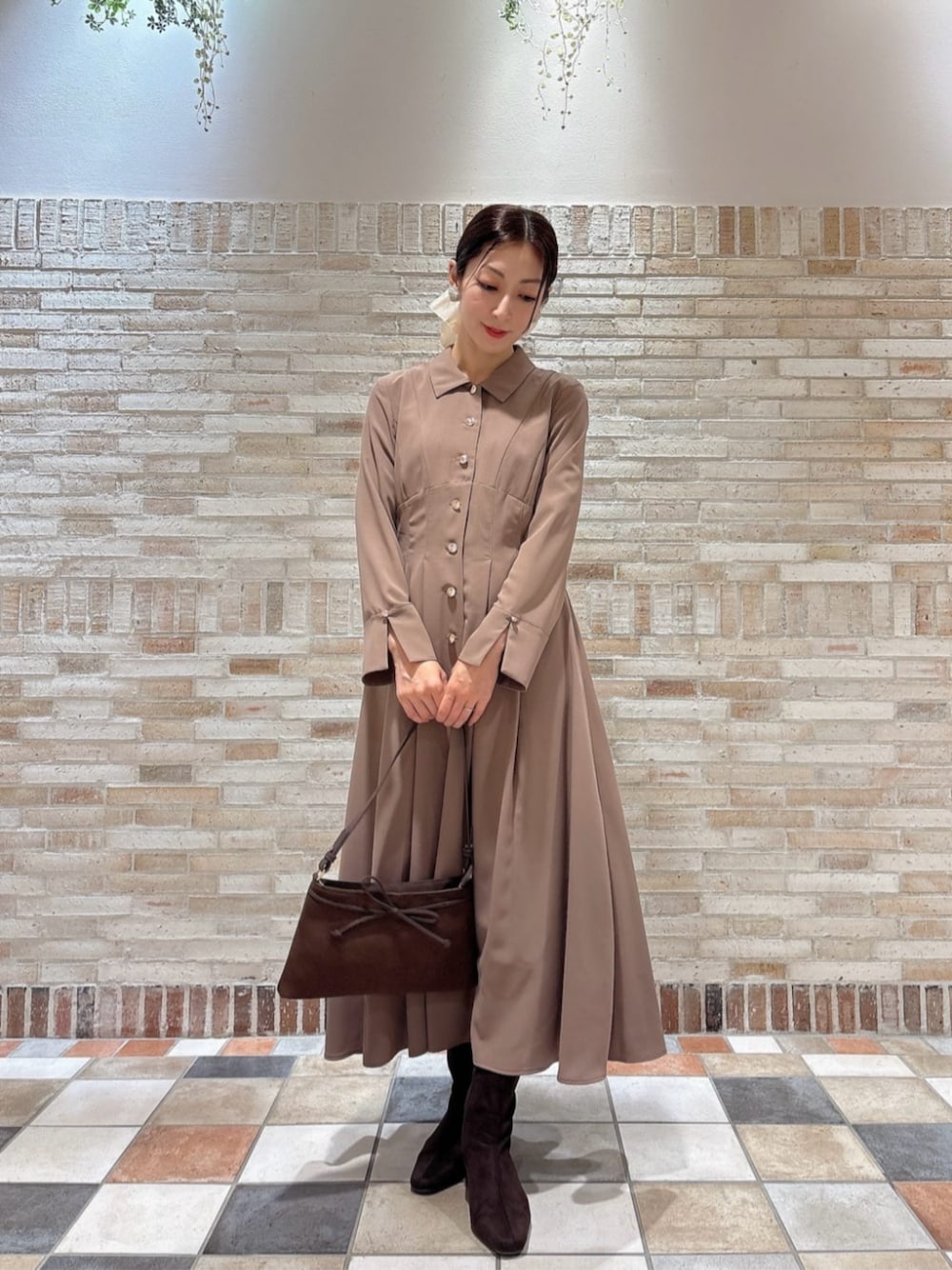 ブラウン系のワンピース、ブラウン系のショルダーバッグを着用したレディースの秋コーディネートの1枚目の写真