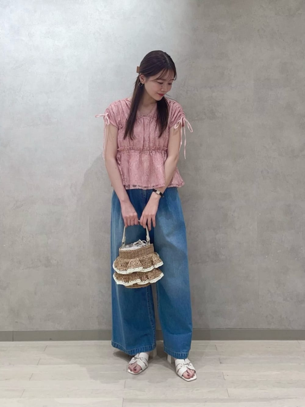 ベージュ系のショルダーバッグ、ブルー系のその他パンツ、ピンク系のシャツ/ブラウスを着用したレディースの夏コーディネートの1枚目の写真