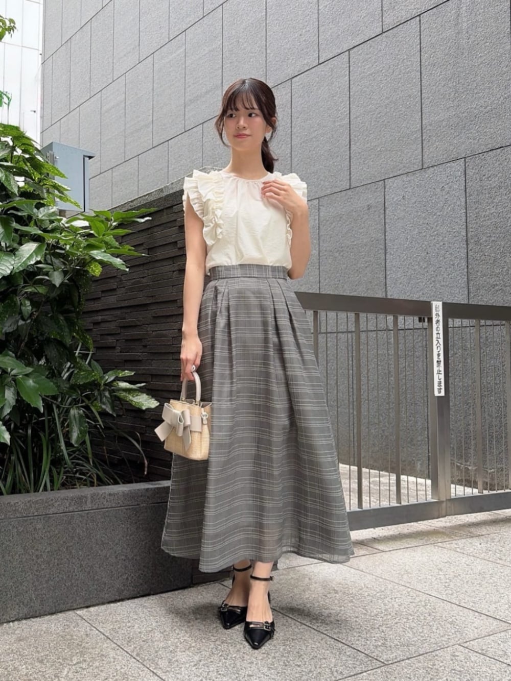 ブラック系のパンプス、ホワイト系のショルダーバッグ、ホワイト系のシャツ/ブラウスを着用したレディースの夏コーディネートの1枚目の写真