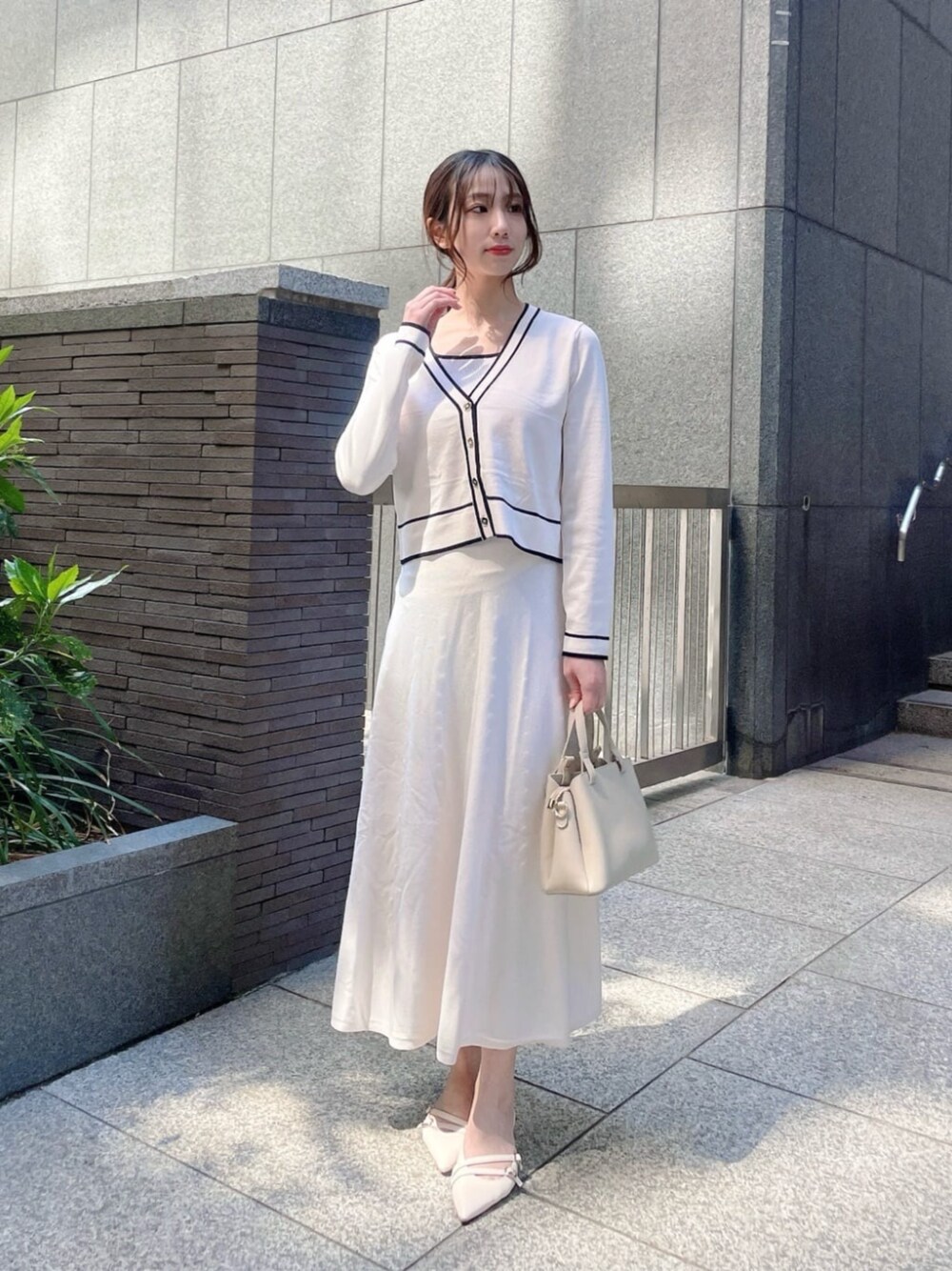 ホワイト系のワンピースを着用したレディースの春コーディネートの1枚目の写真