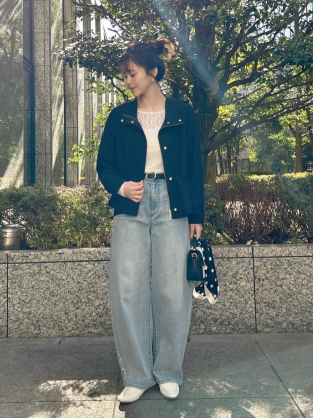 ブラック系のマウンテンパーカー、ホワイト系のTシャツ/カットソー、ブルー系のデニムパンツを着用したレディースの冬コーディネートの1枚目の写真