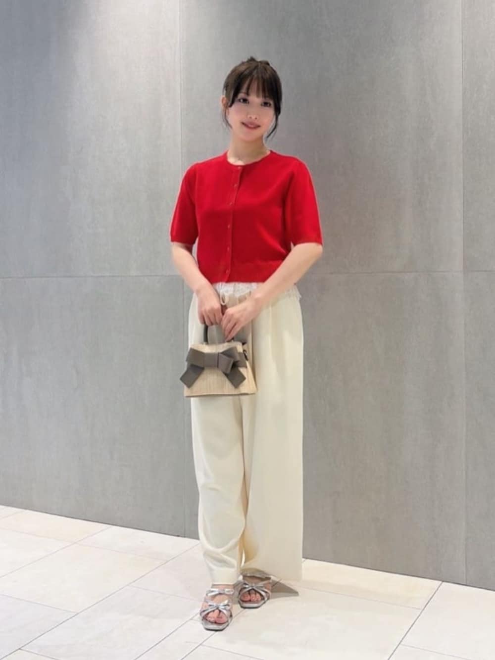 シルバー系のパンプス、ブラウン系のショルダーバッグ、ホワイト系のその他パンツを着用したレディースの夏コーディネートの1枚目の写真