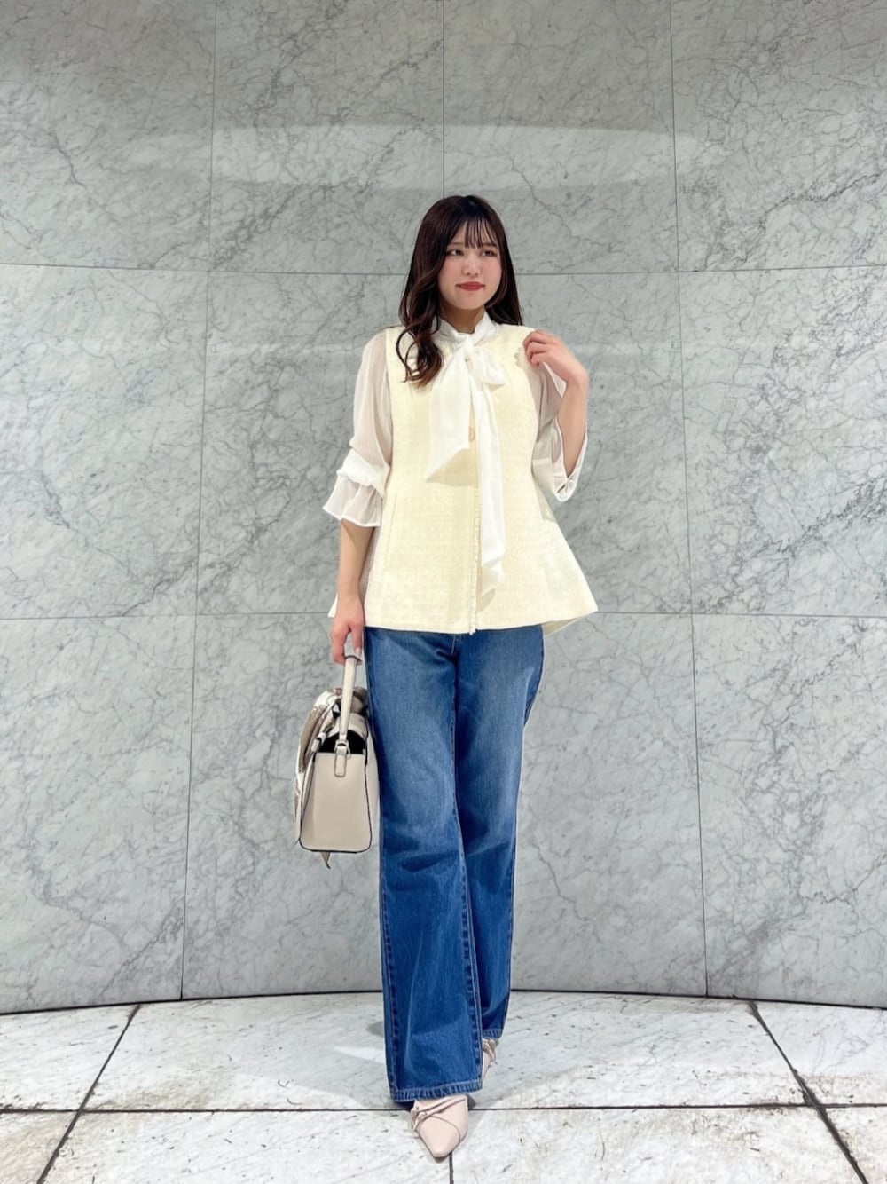 ホワイト系のパンプス、ホワイト系のシャツ/ブラウス、ホワイト系のテーラードジャケットを着用したレディースの秋コーディネートの1枚目の写真