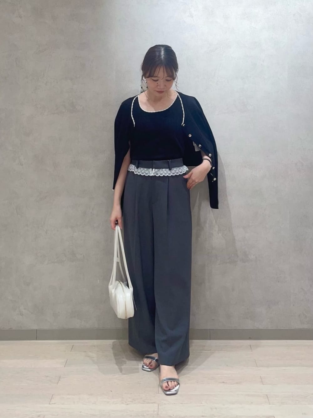 ブラック系のアンサンブル、グレー系のその他パンツ、ホワイト系のストール/ショールを着用したレディースの秋コーディネートの1枚目の写真